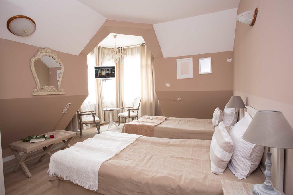 Family Hotel The Castle شومن المظهر الخارجي الصورة